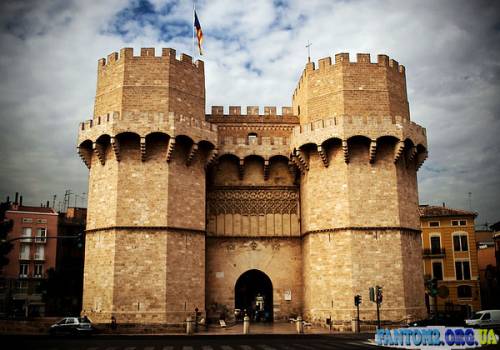 Одна из основных достопримечательностей Валенсии, ворота «Torres de Serrano»